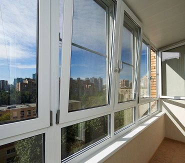 Остекление балкона с увеличением высоты остекления ПВХ профилем Рехау